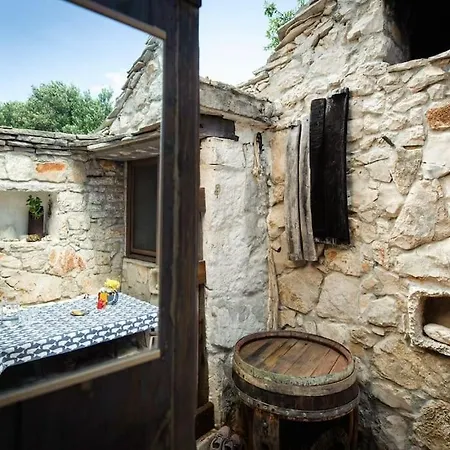Casa vacanze Romantic Stone House And Yard Near Stunning *