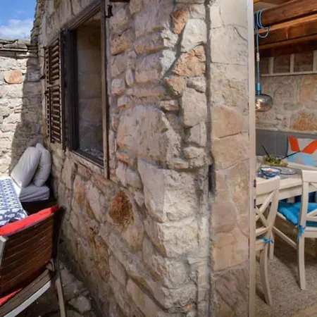 Casa vacanze Romantic Stone House And Yard Near Stunning Veliki Drvenik