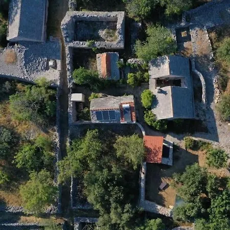 Casa vacanze Romantic Stone House And Yard Near Stunning *