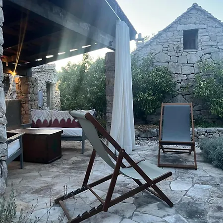 Casa vacanze Romantic Stone House And Yard Near Stunning