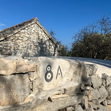 Casa vacanze Romantic Stone House And Yard Near Stunning Veliki Drvenik