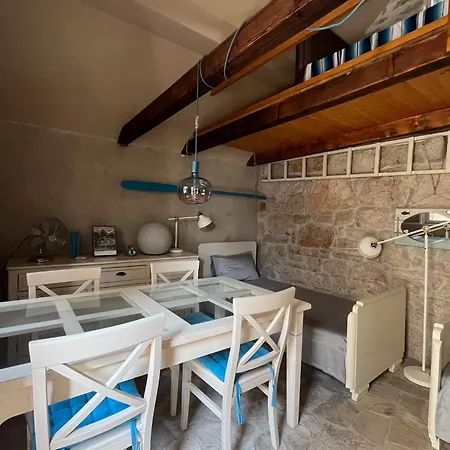 Casa vacanze Romantic Stone House And Yard Near Stunning *
