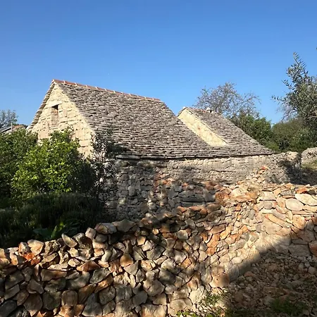 Romantic Stone House And Yard Near Stunning Casa vacanze *